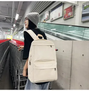 Detailaufnahme des beige PU Leder Rucksacks mit großem Fassungsvermögen für den Alltag.