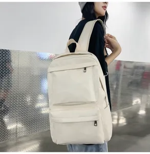 Detailansicht des lässigen beigen PU-Leder-Rucksacks für stilvolles tägliches Pendeln in der Stadt.