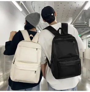 Detailansicht des lässigen PU-Leder-Pendlerrucksacks mit doppelten Gurten und Stauraum.