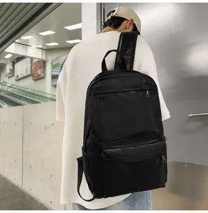 Detailansicht des urbanen schwarzen PU-Lederrucksacks am Model, zeigt elegantes Design und Textur.