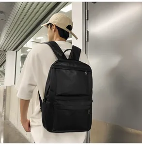 Detailansicht des schwarzen PU-Leder-Rucksacks, getragen von einem Model im städtischen Stil.