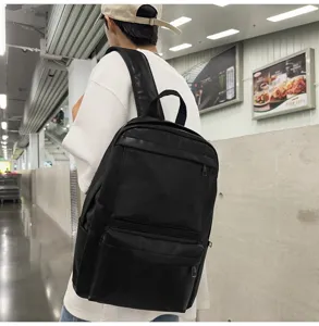 Detailansicht des wasserdichten PU-Leder Studenten Reise Pendler Rucksacks mit großem Volumen.
