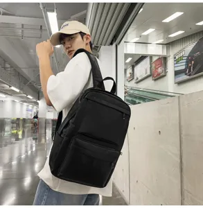 Stilvoller schwarzer PU Leder Rucksack fuer Herren, groesse Kapazitaet wasserdichte Tasche.