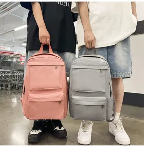 Detailansicht des grossen PU Leder Rucksacks fuer Damen und Herren in Pink und Grau.