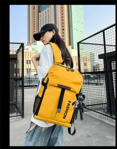 Detailansicht des großen gelben Rucksacks für Damen und Herren, ideal für Freizeit und Outdoor.