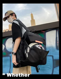 Detailansicht des großen Sportrucksacks mit Basketball-Staufach und praktischen Netztaschen.