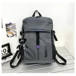 Großer grauer Rucksack für Damen und Herren, Freizeittasche und Reise-Daypack mit Bär.