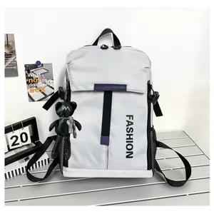 Grauer lässiger Rucksack Detailansicht mit großem Fassungsvermögen und niedlichem Bärenanhänger.