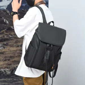Élégant sac à dos noir pour hommes et femmes, idéal pour les trajets quotidiens et les voyages.