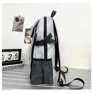 Detailansicht des hellgrauen Rucksacks mit praktischen Seitentaschen und verstellbaren Gurten.