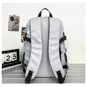 Detaillierte Ansicht eines hellgrauen Freizeitrucksacks mit verstellbaren Gurten und Taschen.