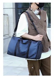 Vue detaillee du grand sac de sport avec bandouliere dans une scene exterieure ici.