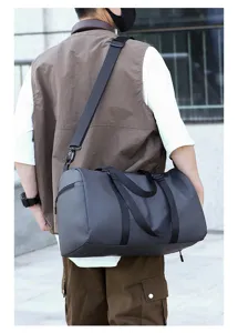 Grand sac de sport fitness pour voyage et gym, vue de detail exterieure en portage.
