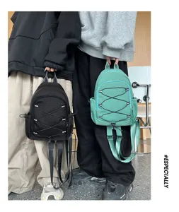 Detailansicht des lässigen Nylon-Minirucksacks mit verstellbaren Trägern und sicherem Kordelzug.