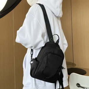 Veelzijdige zwarte nylon rugzak voor heren en dames, casual reizen crossbody tas.