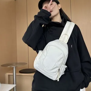 Veelzijdige witte borsttas voor heren en dames, lichte casual crossbody reistas en rugzak.