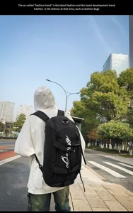 Grand sac a dos de voyage multifonctionnel et decontracte pour le sport et l'exterieur.