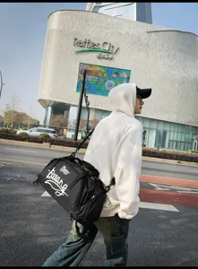 Sac de voyage polyvalente de grande capacité pour hommes et femmes, sac de sport noir élégant.