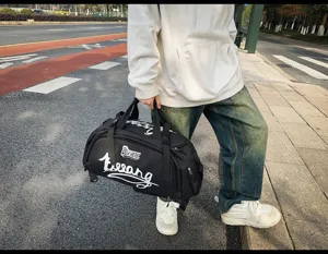Vue détail d'un sac de voyage noir polyvalent avec imprimé graffiti blanc, style de rue.