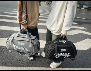 Scène extérieure détaillée présentant un grand sac de voyage de sport multifonctionnel.