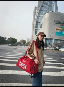 Sac de voyage de sport rouge de grande capacité multifonctionnel avec bandoulière.