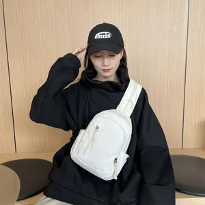 Casual witte crossbody tas voor heren en vrouwen, minimalisme borsttas voor dagelijks gebruik.