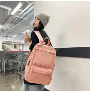 Rosa PU Leder Rucksack Detailansicht im Alltag, praktischer Fronttaschen und Riemen.