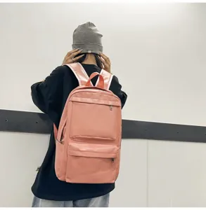 Rosa PU Leder Studenten Rucksack Detailansicht mit grossem Fassungsvermoegen und Taschen.