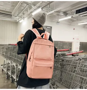 Detailansicht des stilvollen rosa PU Lederrucksacks mit großem Fassungsvermögen und Trägern.