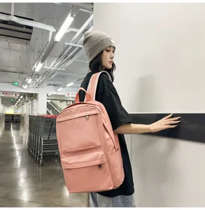 Detailansicht des stilvollen rosa PU-Leder-Rucksacks für den täglichen Weg und Reisen.