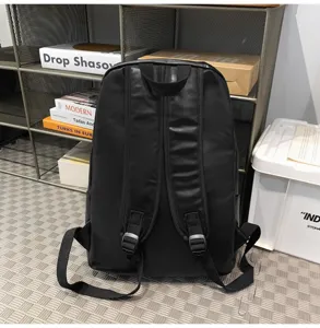 Detailansicht der Rückseite eines schwarzen PU-Lederrucksacks mit verstellbaren Trägern.