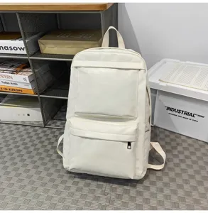 Detailansicht des weißen PU Leder Freizeitrucksacks, große Schultasche für den täglichen Weg.