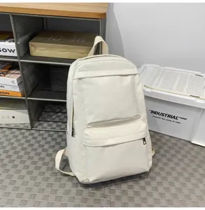 PU Leder Rucksack Detailansicht mit Fronttaschen und sauberer hochwertiger Verarbeitung.