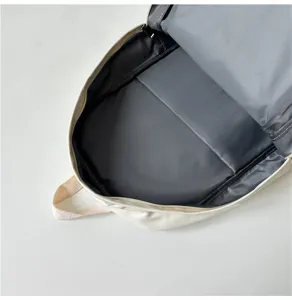 PU Leder Rucksack Innendetail Aufnahme, zeigt graues Futter, Reissverschluss und Fach.