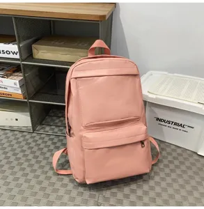 Rosa PU-Leder Studentenrucksack Detail mit geräumigen Fächern und praktischer Fronttasche.
