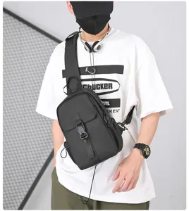 Borsa da petto uomo impermeabile tracolla vista dettagliata in design nylon nero.