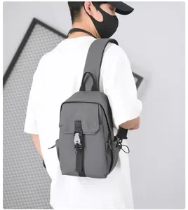 Borsa a tracolla petto casual da uomo vista dettagli, leggera e impermeabile sling bag.