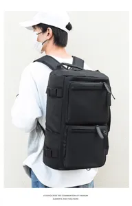 Detailansicht des schwarzen multifunktionalen Rucksacks und Reisegepäcks, großes Volumen.