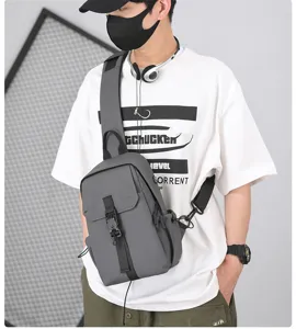 Dettaglio borsa a tracolla grigia uomo con design impermeabile casual e cinghia regolabile.