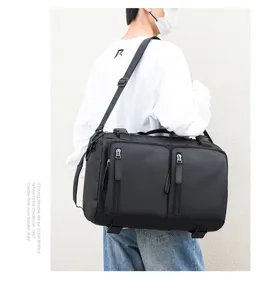 Detailansicht der multifunktionalen schwarzen Reisetasche mit langlebigen Reißverschlüssen.
