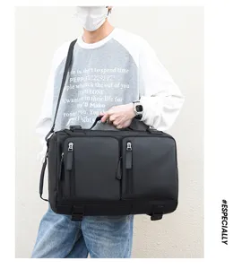 Detailaufnahme eines schwarzen multifunktionalen Reiserucksacks mit mehreren Fächern und Griffen.