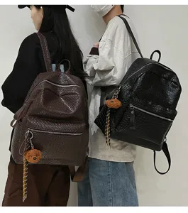 Detailansicht des gewebten PU-Leder Rucksacks, Freizeitreise Schultasche mit Bärenanhänger.