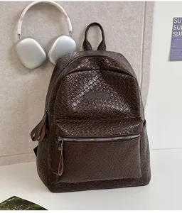 Nahaufnahme eines dunkelbraunen geflochtenen PU-Leder-Rucksacks, stilvolles Alltags-Accessoire.