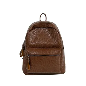Brauner geflochtener PU-Leder-Rucksack Detailansicht mit Fronttasche und Textur.