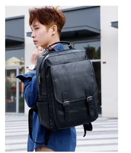 Mochila de cuero negro para hombre detalle con solapa de hebilla y asa superior.