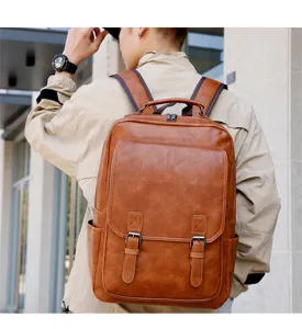 Vista detallada de una elegante mochila de cuero PU marrón para hombre de negocios.