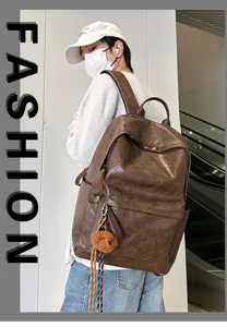 Vintage PU Leder Rucksack für Damen und Herren, stilvoller Pendler Schulranzen mit Bär Anhänger.