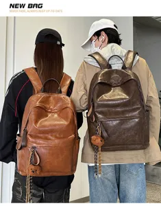 Detailansicht des Retro PU Leder Rucksacks mit Bärenanhänger, stilvolle Schultasche neu.