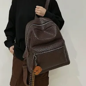 Unisex brauner PU Leder gewebter Rucksack gross Kapazitat Freizeit Schultertasche mit Bär Anhänger