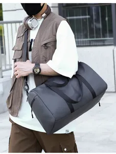 Vue detaillee du grand sac de sport pour fitness avec des sangles robustes et finition.